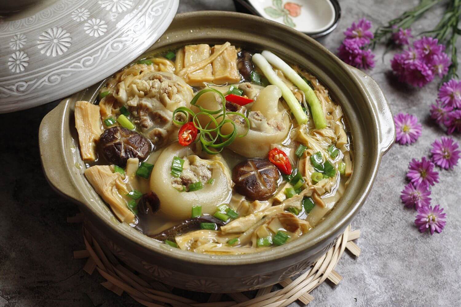 Canh măng hầm móng giò Canh măng hầm móng giò